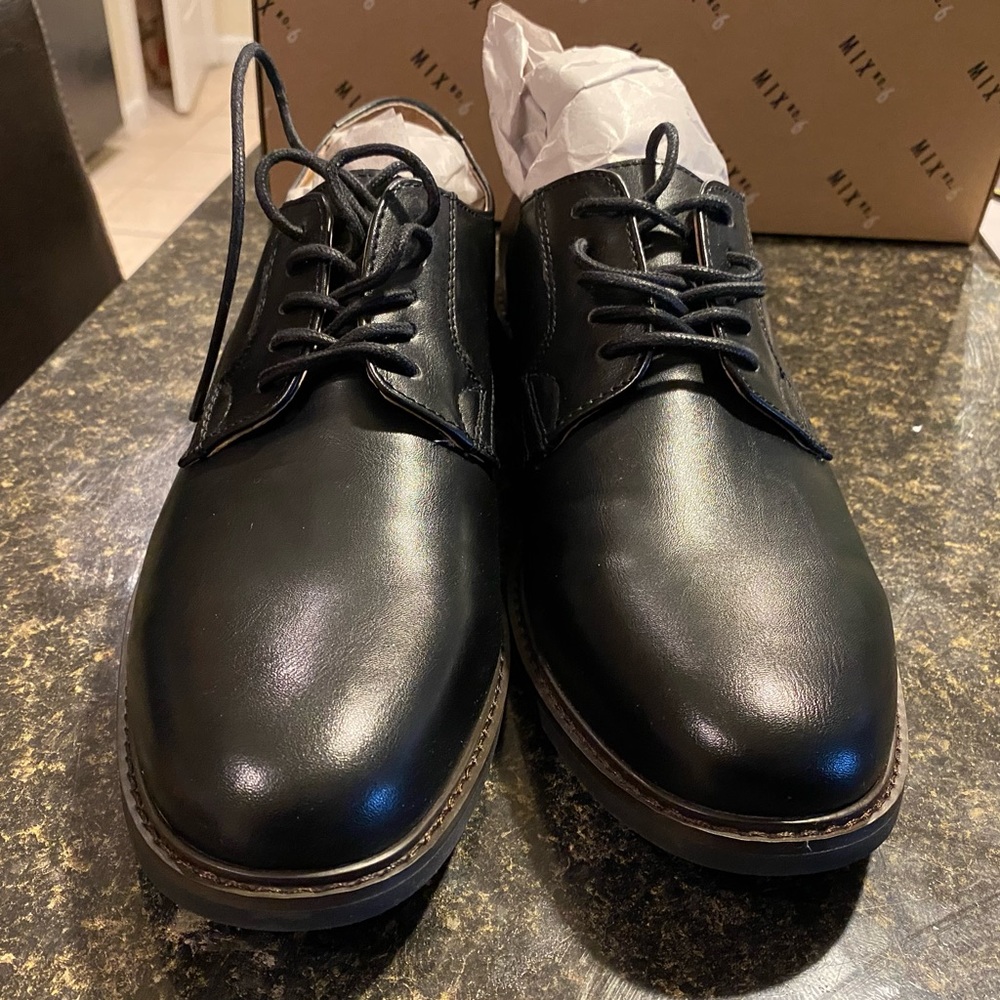 Men’s matte black dress shoes 10.5 new with tags never worn